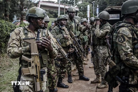 Lực lượng đặc nhiệm làm nhiệm vụ tại hiện trường vụ nổ ở Westlands, Nairobi, Kenya, ngày 15/1/2019. (Nguồn: AFP/ TTXVN) 