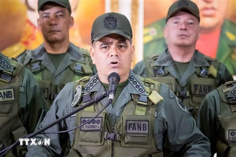 Bộ trưởng Quốc phòng Venezuela Vladimir Padrino Lopez (giữa) đọc tuyên bố lực lượng vũ trang trung thành không giới hạn và vô điều kiện đối với Tổng thống Nicolas Maduro, tại Caracas ngày 5/8/2018. (Nguồn: EFE/TTXVN) 