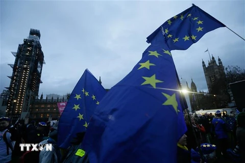 Cờ EU bên ngoài tòa nhà Quốc hội Anh ở thủ đô London, ngày 15/1/2019. (Nguồn: THX/TTXVN) 