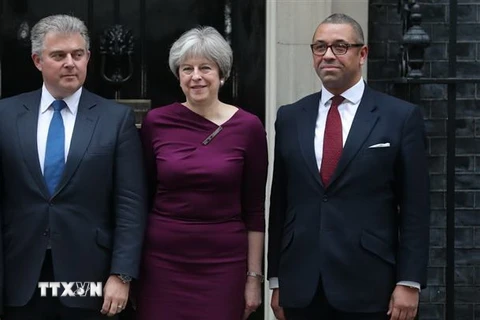 Thủ tướng Anh Theresa May (giữa) và Chủ tịch đảng Bảo thủ Brandon Lewis (trái) sau một cuộc họp ở London. (Nguồn: AFP/TTXVN) 
