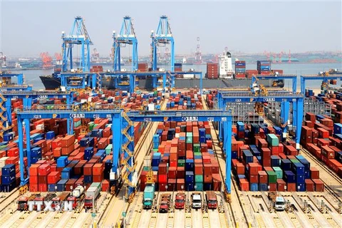 Tàu chở container cập cảng ở Thanh Đảo, tỉnh Sơn Đông, miền Đông Trung Quốc. (Nguồn: THX/TTXVN) 