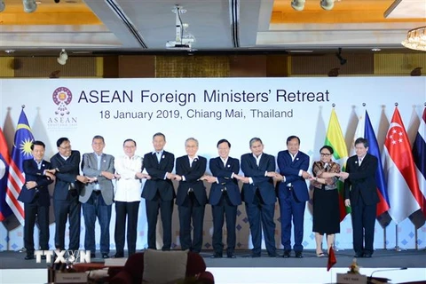Các ngoại trưởng ASEAN chụp ảnh lưu niệm. (Ảnh: Sơn Nam/TTXVN) 