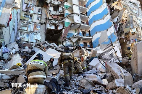 Lực lượng cứu hộ Nga nỗ lực tim kiếm nạn nhân bị vùi lấp trong những đống đổ nát sau vụ sập chung cư ở Magnitogorsk. (Nguồn: AFP/TTXVN) 