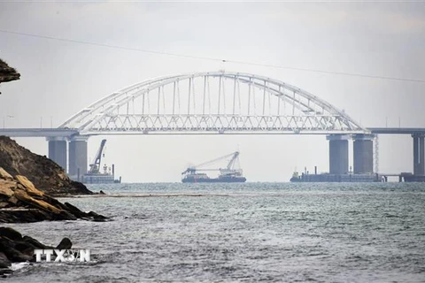 Tàu thuyền đi qua eo biển Kerch ngày 26/11/2018. (Nguồn: THX/TTXVN) 