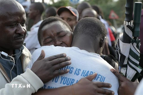 Người dân được sơ tán khỏi hiện trường vụ tấn công tại khu tổ hợp văn phòng-khách sạn ở Nairobi, Kenya ngày 15/1/2019. (Nguồn: THX/TTXVN) 