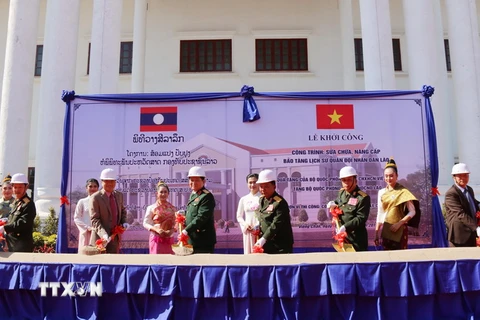 Bộ trưởng Quốc phòng Việt Nam Ngô Xuân Lịch (thứ 3 từ trái sang) thực hiện Lễ khởi công. (Ảnh: Xuân Tú/TTXVN)
