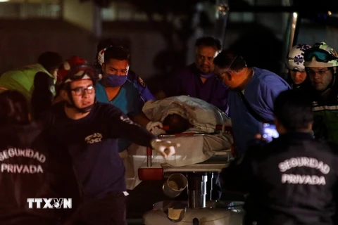 Chuyển người bị thương trong vụ nổ đường ống dẫn nhiên liệu ở Tlahuelilpan, bang Hidalgo, Mexico tối 18/1. (Ảnh: THX/TTXVN)