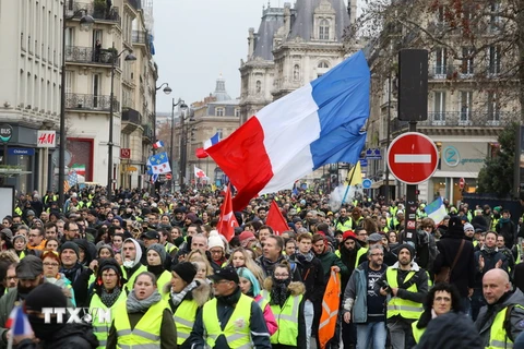 Người biểu tình "Áo vàng" tập trung tại thủ đô Paris của Pháp, ngày 12/1 vừa qua. (Ảnh: AFP/TTXVN)