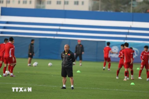 Huấn luyện viên Park Hang Seo trong buổi tập với các cầu thủ. (Ảnh: Hoàng Linh/TTXVN) 