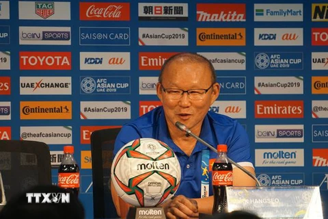Huấn luyện viên Park Hang-seo phát biểu tại buổi họp báo sau trận đấu. (Ảnh: Hoàng Linh/TTXVN) 