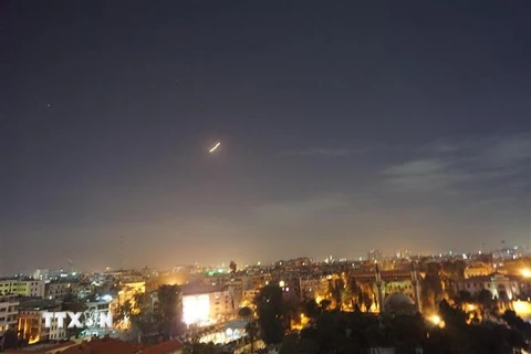 Tên lửa phòng không của Syria ngăn chặn một cuộc tấn công bằng tên lửa trên bầu trời thủ đô Damascus ngày 21/1/2019. (Nguồn: THX/TTXVN) 
