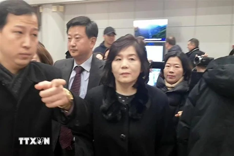 Thứ trưởng Ngoại giao Triều Tiên Choe Son Hui (phải) tại sân bay Bắc Kinh, Trung Quốc ngày 15/1 để tới Thụy Điển tham gia cuộc đàm phán. (Nguồn: Yonhap/TTXVN) 