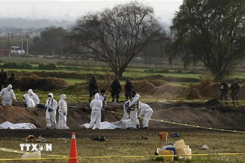 Chuyển thi thể nạn nhân trong vụ nổ đường ống dẫn nhiên liệu ở Hidalgo, Mexico ngày 20/1. (Nguồn: AFP/TTXVN) 