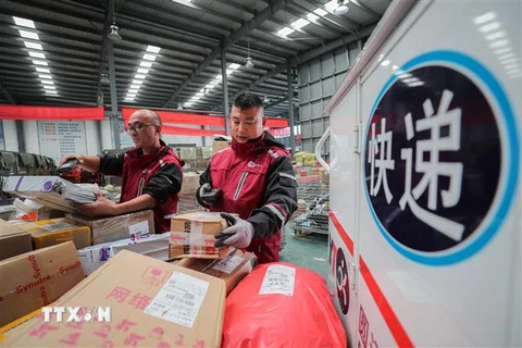 Nhân viên sắp xếp hàng hóa tại trung tâm phân phối thuộc một công ty chuyển phát tại Liên Vân Cảng, tỉnh Giang Tô, Trung Quốc trong ngày Độc thân 11/11/2018. (Nguồn: THX/TTXVN) 