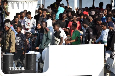 Người di cư trên tàu Diciotti tại cảng Sicily, Italy ngày 13/6/2018. (Nguồn: AFP/TTXVN) 