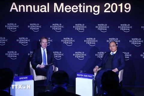 Thủ tướng Nguyễn Xuân Phúc và Chủ tịch WEF Borge Brende tại buổi đối thoại. (Ảnh: Thống Nhất/TTXVN) 