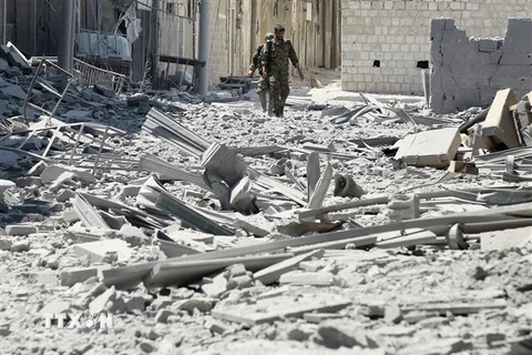 Cảnh đổ nát sau các cuộc xung đột tại thành phố Manbij, Syria. (Nguồn: AFP/TTXVN) 
