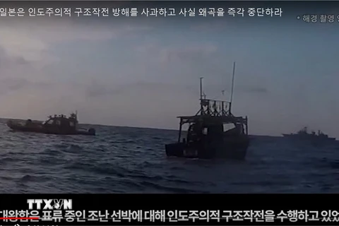 Tàu khu trục Gwanggaeto the Great của Hàn Quốc thực hiện nhiệm vụ cứu hộ một tàu Triều Tiên trôi giạt trên Biển Nhật Bản, ngày 20/12/2018. (Nguồn: Yonhap/TTXVN) 