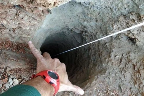 ​Giếng khoan rất sâu và hẹp. (Nguồn: EPA) 