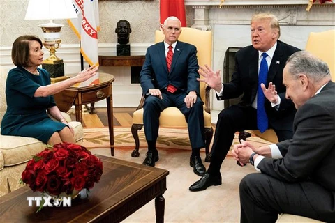 Tổng thống Mỹ Donald Trump (thứ 2, phải) và Chủ tịch Hạ viện Mỹ Nancy Pelosi trong cuộc họp tại Nhà Trắng, Washington, DC, ngày 11/12/2018. (Nguồn: AFP/TTXVN) 