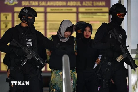 Nghi phạm Đoàn Thị Hương (giữa) được cảnh sát Malaysia áp giải rời Tòa án tối cao Shah Alam, ngoại ô Kuala Lumpur ngày 16/8/2018. (Nguồn: AFP/TTXVN) 