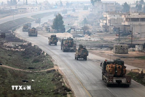 Đoàn xe của Thổ Nhĩ Kỳ qua khu vực tỉnh Idlib, Tây Bắc Syria ngày 15/2/2018. (Nguồn: AFP/TTXVN) 
