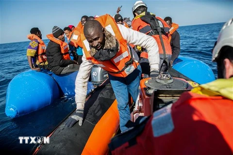Người di cư được tàu Sea Watch 3 giải cứu trên biển ở ngoài khơi Libya, ngày 19/1/2019. (Nguồn: AFP/TTXVN) 