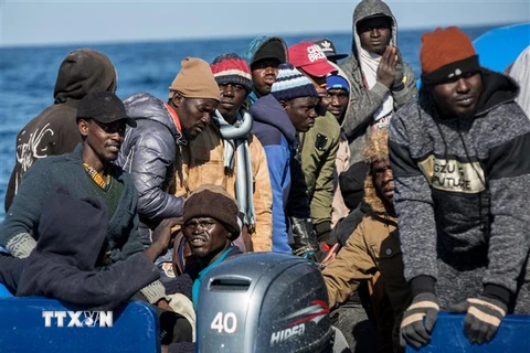Người tị nạn trên tàu cứu hộ Sea Watch 3 sau khi họ được cứu tại khu vực ngoài khơi Libya ngày 19/1. (Nguồn: AFP/TTXVN) 