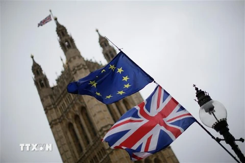 Cờ Anh (phía dưới) và cờ EU (phía trên) bên ngoài tòa nhà Quốc hội Anh ở thủ đô London. (Nguồn: THX/ TTXVN) 