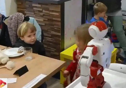 [Video] Robot phục vụ thức ăn và mua vui tại quán càphê ở Budapest