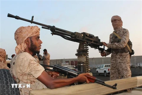 Lực lượng ủng hộ Chính phủ Yemen giao tranh với phiến quân Houthi tại cảng Mukalla, Yemen. (Nguồn: AFP/TTXVN) 