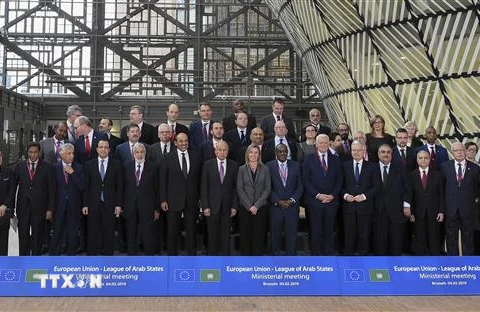 Ủy viên EU phụ trách chính sách an ninh và đối ngoại Federica Mogherini (giữa) và các đại biểu tại hội nghị ngoại trưởng EU-AL ở Brussels , Bỉ ngày 5/2. (Nguồn: AFP/TTXVN) 