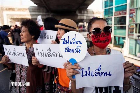 Tuần hành ở thủ đô Bangkok phản đối hoãn tổng tuyển cử vào chiều 6/1. (Nguồn: AFP/TTXVN) 