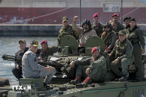 Tổng thống Venezuela Nicolas Maduro (giữa) thị sát một cuộc diễn tập quân sự căn cứ hải quân Agustin Armario ở Puerto Cabello, bang Carabobo, Venezuela, ngày 27/1/2019. (Nguồn: AFP/TTXVN) 