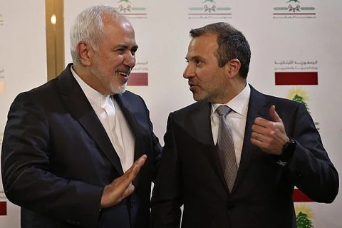 Ngoại trưởng Liban Gebran Bassil (phải) và người đồng cấp Iran, ông Mohammad Javad Zarif. (Nguồn: AP) 