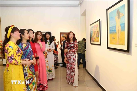 Các đại biểu và du khách tham quan triển lãm. (Ảnh: Thành Đạt/TTXVN) 