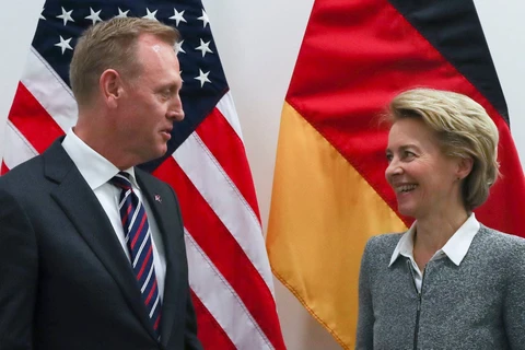 Quyền Bộ trưởng Quốc phòng Mỹ Patrick Shanahan và Bộ trưởng Quốc phòng Đức Ursula von der Leyen. (Nguồn: AP) 