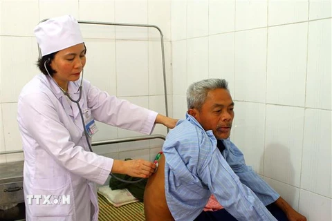 Bác sỹ bệnh viện Tâm thần Nghệ An thăm khám cho bệnh nhân ngộ độc rượu bia. (Ảnh: Tá Chuyên/TTXVN) 