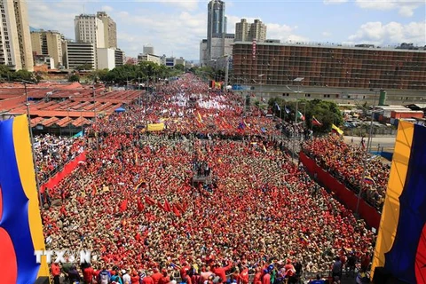 Đông đảo người dân Venezuela tuần hành tại thủ đô Caracas, bày tỏ sự ủng hộ Tổng thống Nicolas Maduro và phản đối sự can thiệp từ bên ngoài vào công việc nội bộ của đất nước, ngày 2/2/2019. (Nguồn: AFP/TTXVN) 