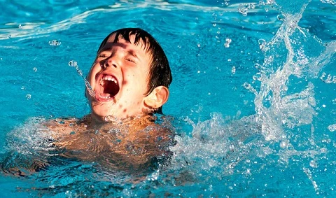 [Video] Bé trai 6 tuổi bị đuối nước khi đi tắm hồ bơi cùng hàng xóm