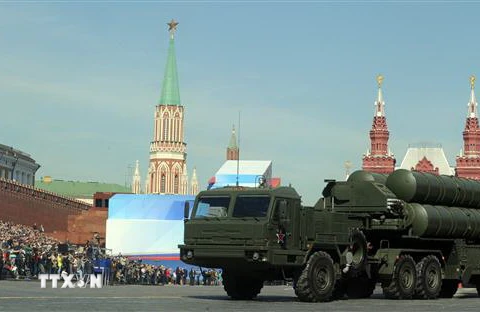 Hệ thống tên lửa phòng không S-400 Triumf của Nga trong lễ diễu binh kỷ niệm Ngày Chiến thắng tại Quảng trường Đỏ ở Moskva ngày 9/5/2013. (Nguồn: AFP/TTXVN) 