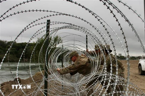 Binh sỹ Mỹ dựng hàng rào an ninh tại khu vực biên giới với Mexico ở Laredo, bang Texas (Mỹ) ngày 18/11/2018. (Nguồn: AFP/TTXVN) 
