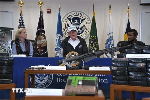 Tổng thống Mỹ Donald Trump (giữa) phát biểu trong chuyến thị sát khu vực biên giới ở McAllen, bang Texas, (Mỹ) ngày 10/1/2019. (Nguồn: AFP/TTXVN) 