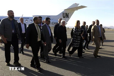 Đặc phái viên Liên hợp quốc về tình hình Yemen Martin Griffiths (giữa) tới sân bay quốc tế Sanaa ở Yemen ngày 5/1/2019. (Nguồn: AFP/TTXVN) 