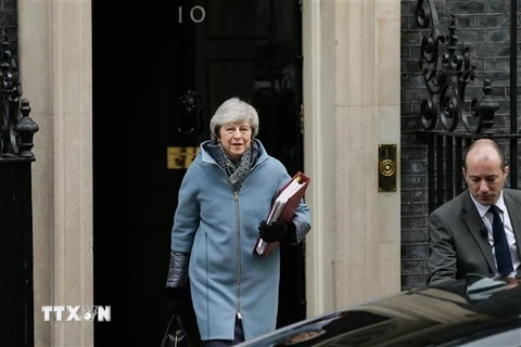 Thủ tướng Anh Theresa May (trái) rời văn phòng ở số 10 phố Downing tới phiên họp của Hạ viện ở London ngày 13/2/2019. (Nguồn: THX/TTXVN) 