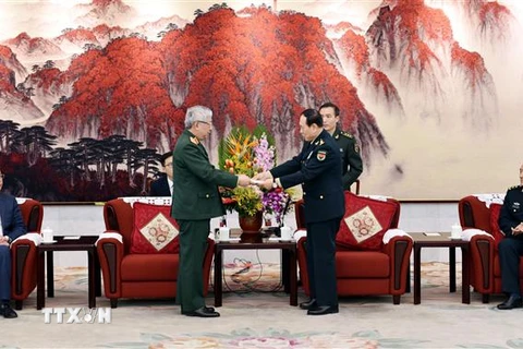 Thượng tướng Nguyễn Chí Vịnh trao thư của Bộ trưởng Quốc phòng Việt Nam mời Bộ trưởng Ngụy Phượng Hòa thăm chính thức Việt Nam. (Ảnh: Lương Tuấn/TTXVN) 