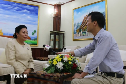 Ủy viên Trung ương Đảng, Trưởng ban Đối ngoại Trung ương Đảng Lào Sounthon Xayachak trả lời phỏng vấn phóng viên TTXVN tại Lào. (Ảnh: Phóng viên TTXVN tại Lào)