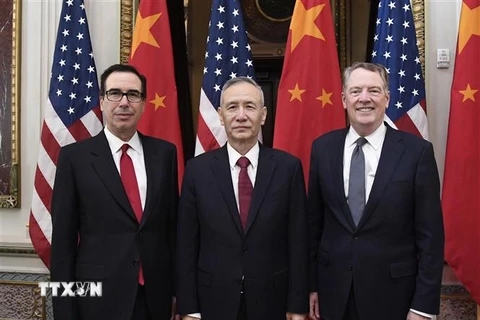 Bộ trưởng Tài chính Mỹ Steven Mnuchin, Phó Thủ tướng Lưu Hạc, Đại diện Thương mại Mỹ Robert Lighthizer trong cuộc đàm phán thương mại tại Washington, DC., ngày 21/2/2019. (Nguồn: THX/TTXVN) 