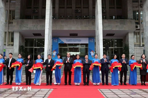 Phó Thủ tướng, Bộ trưởng Bộ Ngoại giao Phạm Bình Minh và các đại biểu cắt băng khai trương Trung tâm Báo chí quốc tế phục vụ Hội nghị Thượng đỉnh Mỹ-Triều Tiên lần thứ hai. (Ảnh: Văn Điệp/TTXVN) 