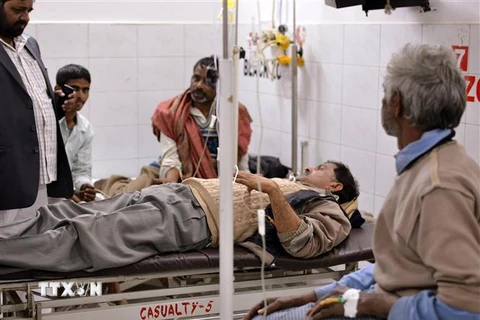 Nạn nhân bị ngộ độc rượu điều trị một bệnh viện ở bang Uttar Pradesh, Ấn Độ. (Nguồn: AFP/TTXVN) 